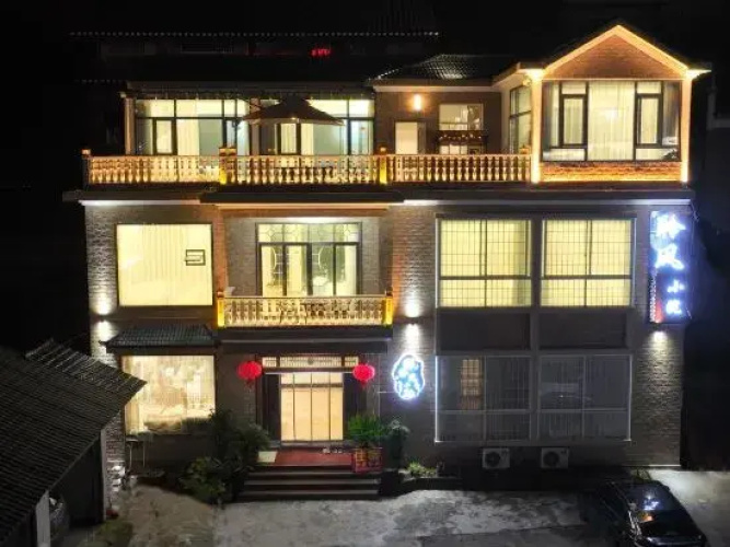 Phoenix Lingfeng Courtyard Homestay