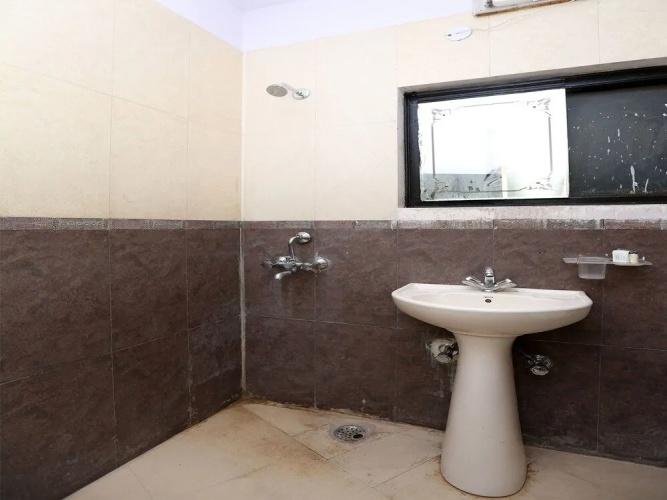 OYO 15525 Signature Inn