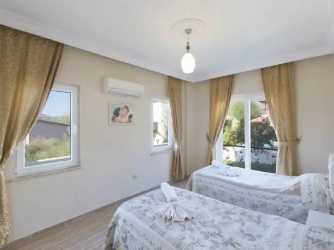 6 Bedrooms Villa