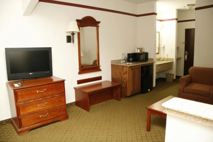 Budget Host Inn & Suites