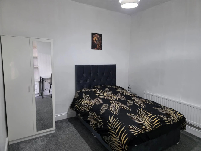 3 Bed Home Free Wifi & Netflix Central Location