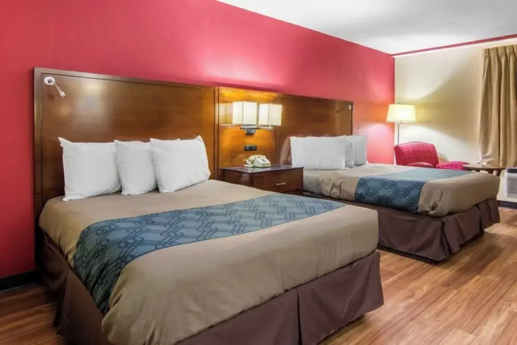 Forsyth Inn & Suites