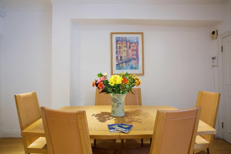 2 Bedrooms Apartment