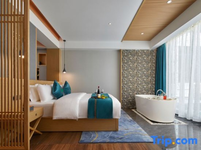 Family Suite with pool view