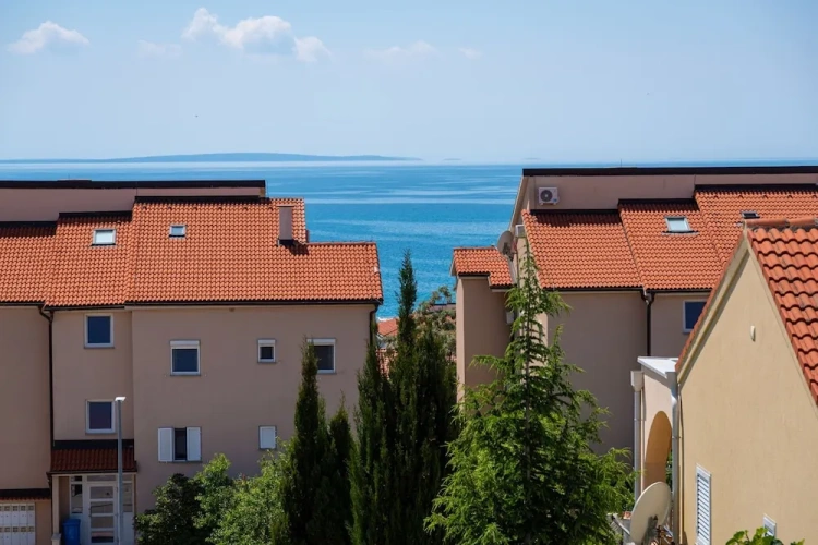 2 Bedrooms Apartment with balcony and with garden view