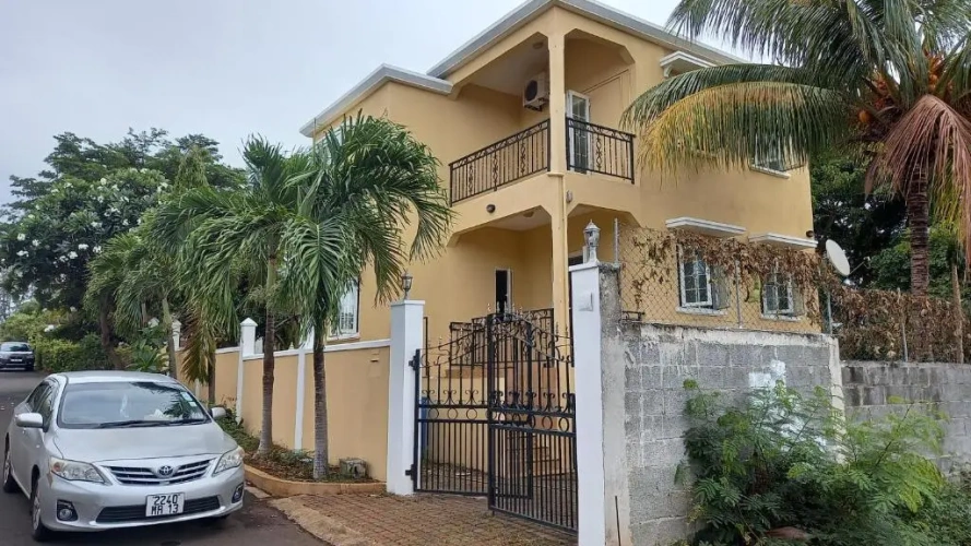 4 Bedrooms Cottage
