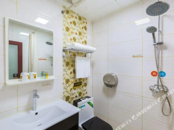 Super 8 Hotel (Wudaokou subway station, Beijing)