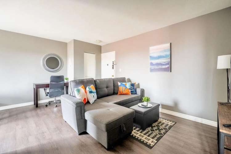 2BR Apt w King Bed and Netflix- Prime Location