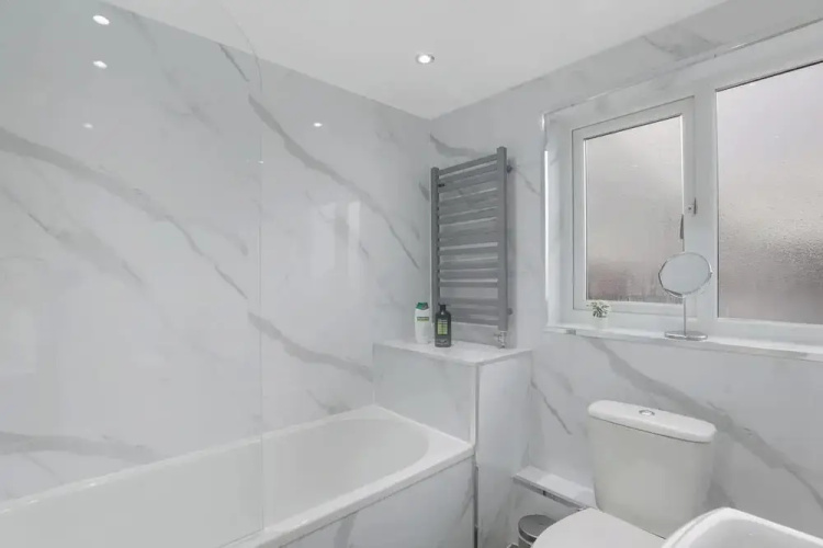 Spacious 4 Bedroom House With Parking