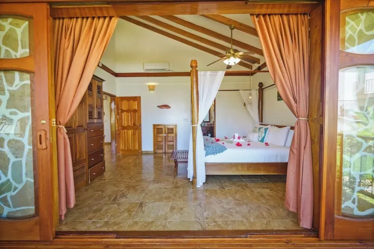 2 Bedrooms House beachfront