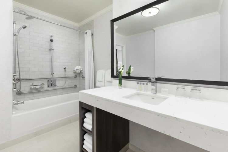 Mobility/Hearing Accessible with Tub Double room