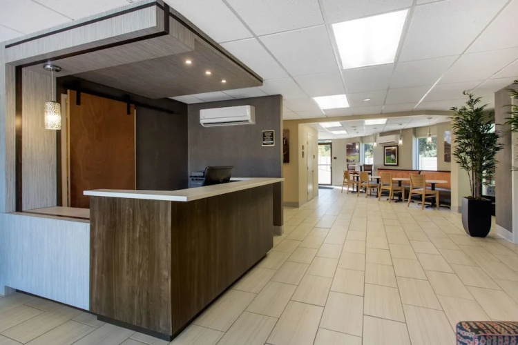 Country Hearth Inn & Suites - Columbia