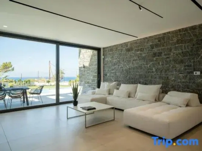 5 Bedrooms Villa