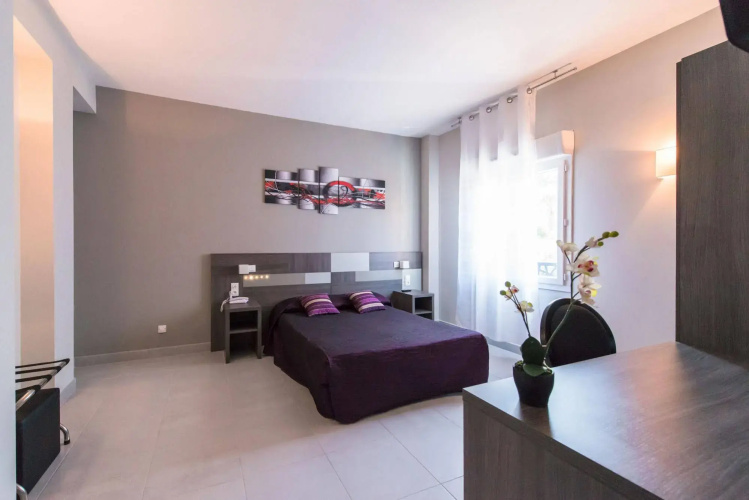 Hôtel Holidays & Work