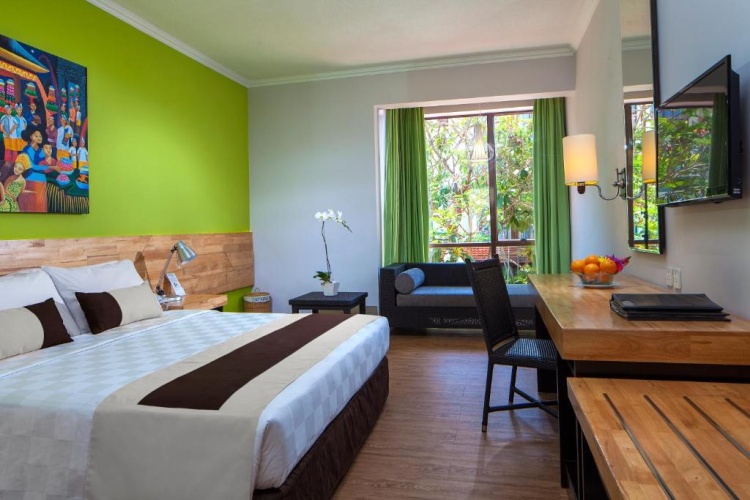 Double room with pool view