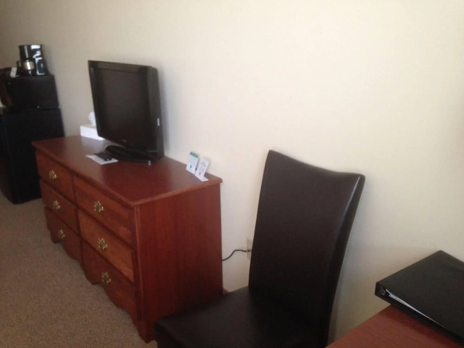 Edgewood Hotel & Suites