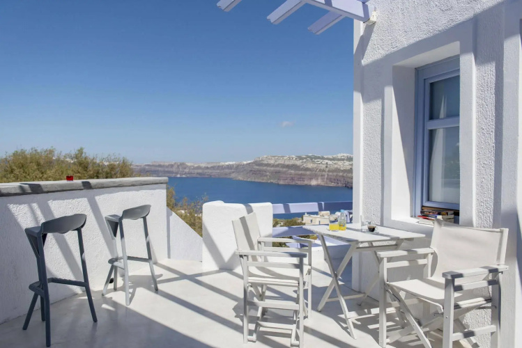 Earino Suites & Villas