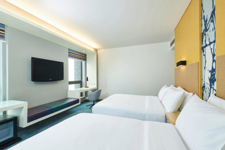 Standard Quadruple room with city view