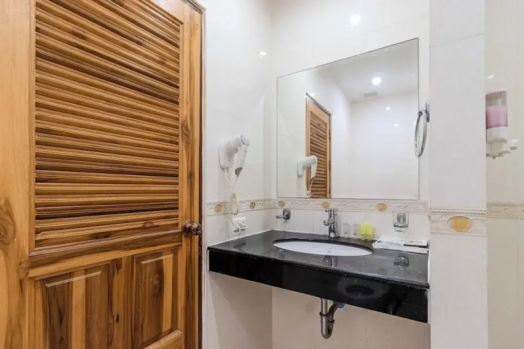 1BR with Pool &Gym Prime Location C233