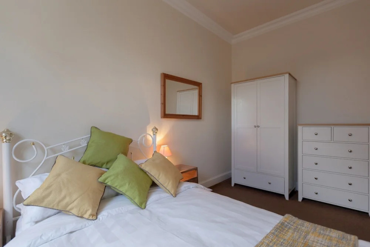1 Bedroom Traditional Leith Flat
