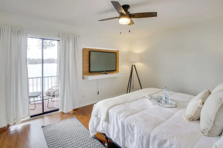 Sunset-view Resort Condo on Lake Hamilton!