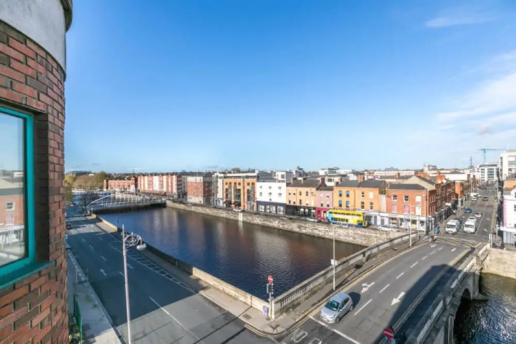 Central Apartment Along the River Liffey
