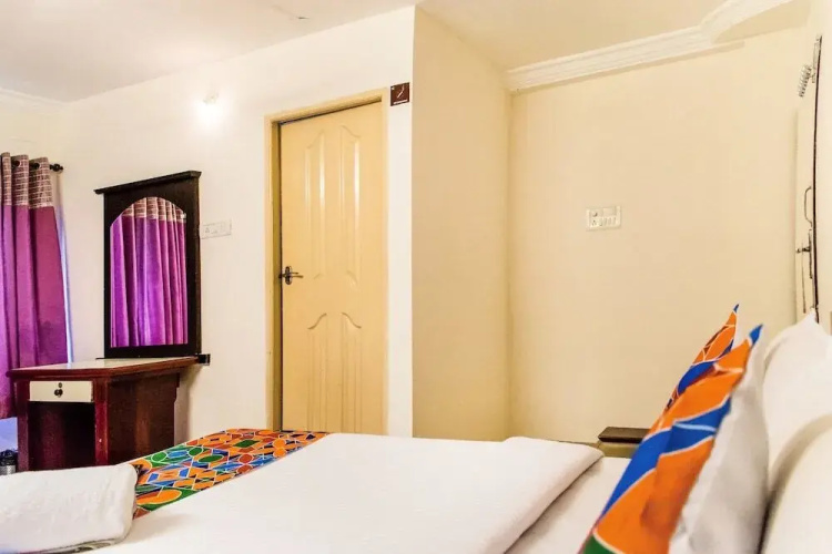 FabExpress Kapsstone Service Apartment