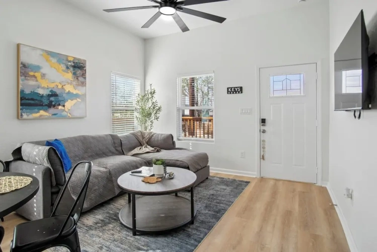 2 Bedrooms Apartment