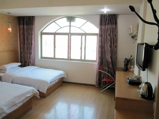 Hezhou E-age Hotel