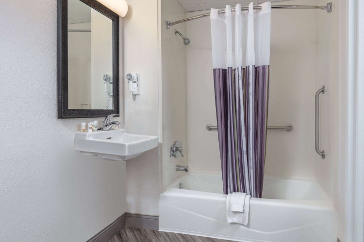 La Quinta Inn & Suites by Wyndham Clifton/Rutherford photo 11