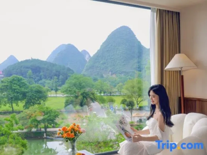 Standard Twin room with canal view