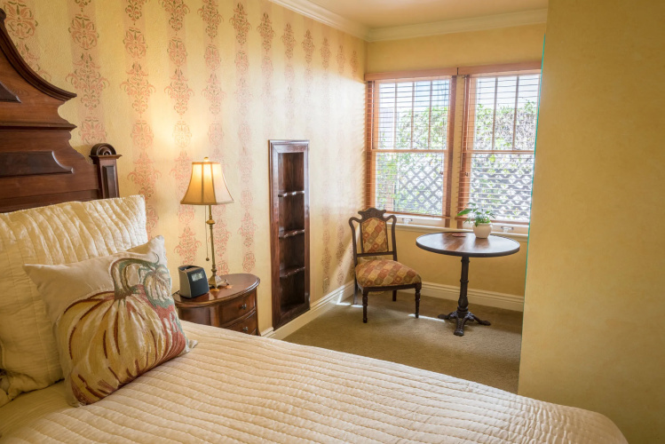 Harbor House Inn