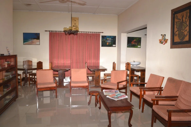 Ivy Banks Lake Round Hotel