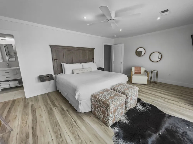 Three Steps to the Beach - 2 Br townhouse by RedAwning
