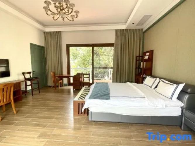 5 Bedrooms Villa