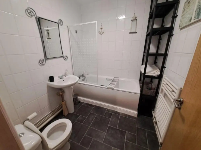 City-center Flat Sleeps 4 With Balcony