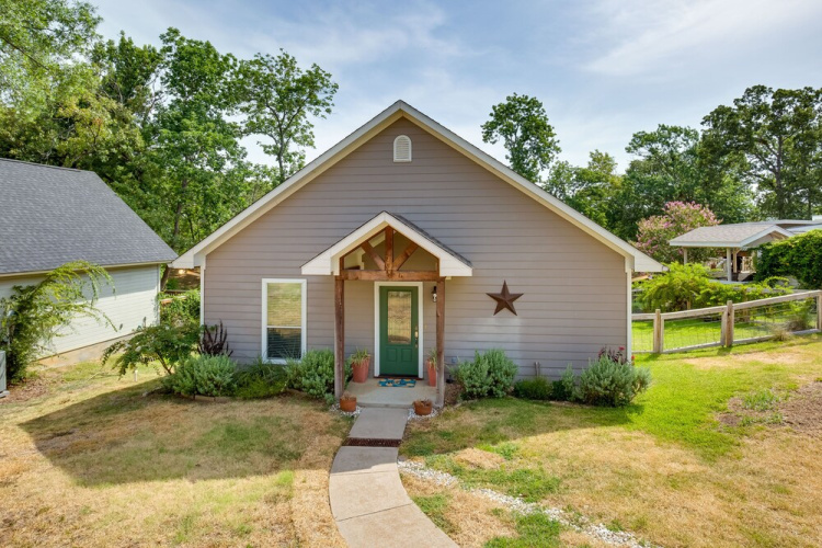 Fish & Kayak: Tranquil Cedar Creek Home!