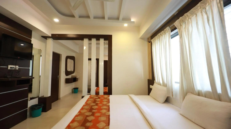 OYO 11414 Hotel Silver Suites