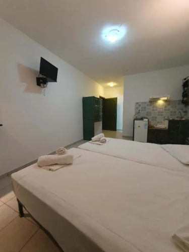 Pavlos Maria Studios Double blue room w 2 beds