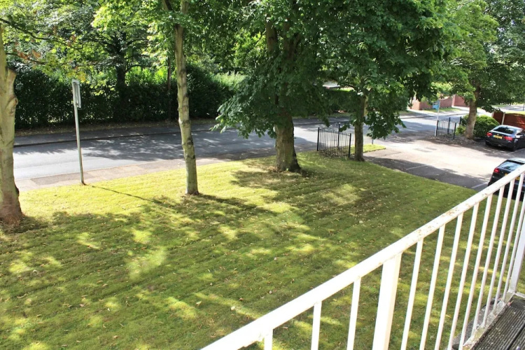 Balcony Apartment - Spacious 2 Large Beds