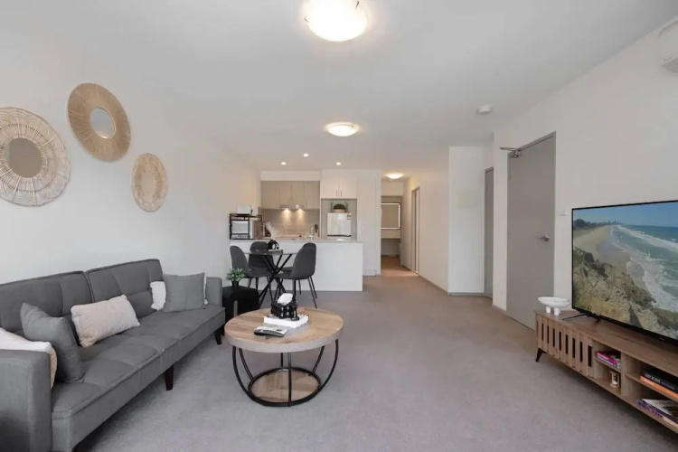 Elegant 2-bed Apartment With Balcony