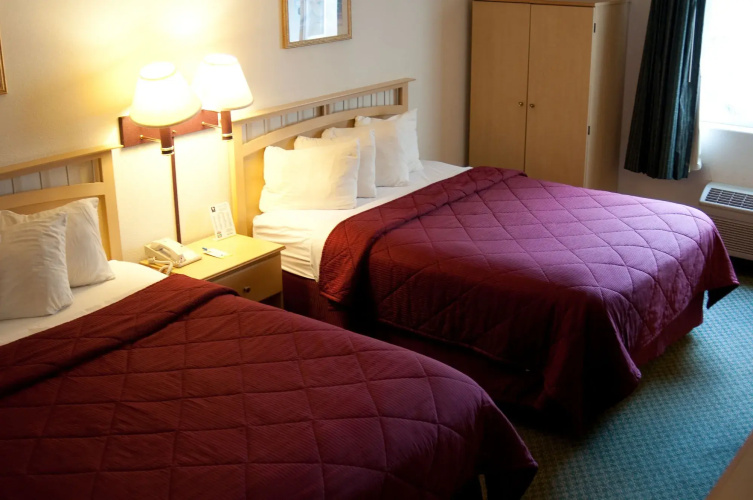 Lamplighter Inn & Suites