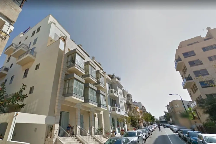 4 Bedrooms Apartment with balcony