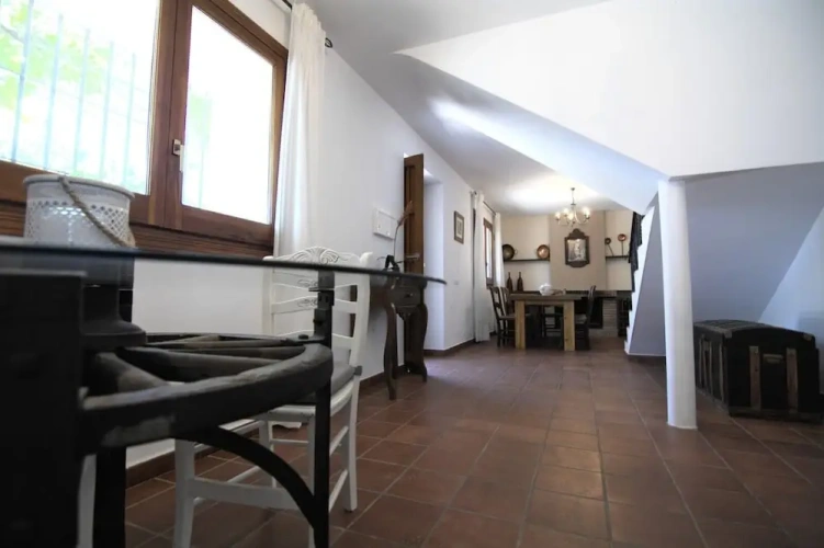 5 Bedrooms Villa