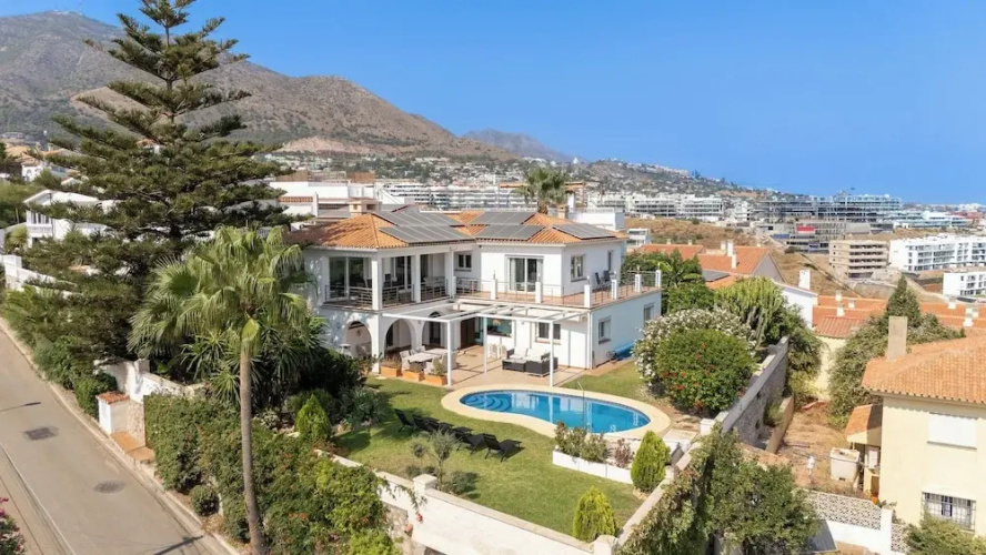 Spacious 3BR Villa with pool and views