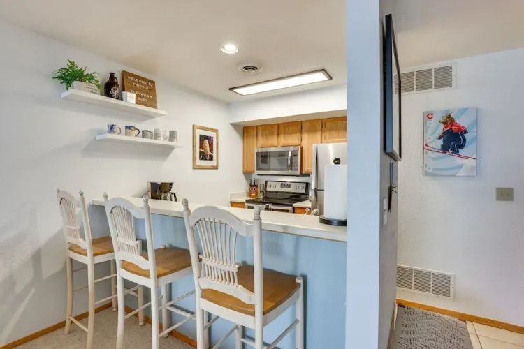 Walkable Frisco Condo: Mtn Views & Shared Hot Tub!