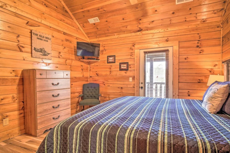Mountain Pool Lodge Sevierville Cabin w/ Hot Tub