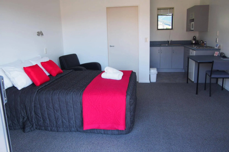Linkwater Motel Flashpackers