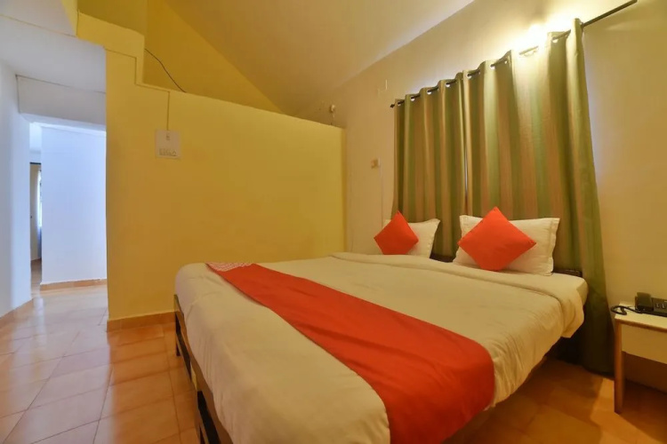 Oyo 30128 Reddys Hotel