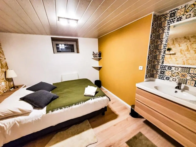 5 Bedrooms Cottage